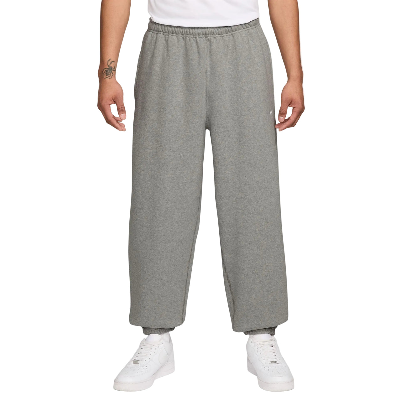 NIKE - SOLO SWOOSH CUFFED FLEECE PANTS - DARK GREY HEATHER / LIGHT SMOKE GREY