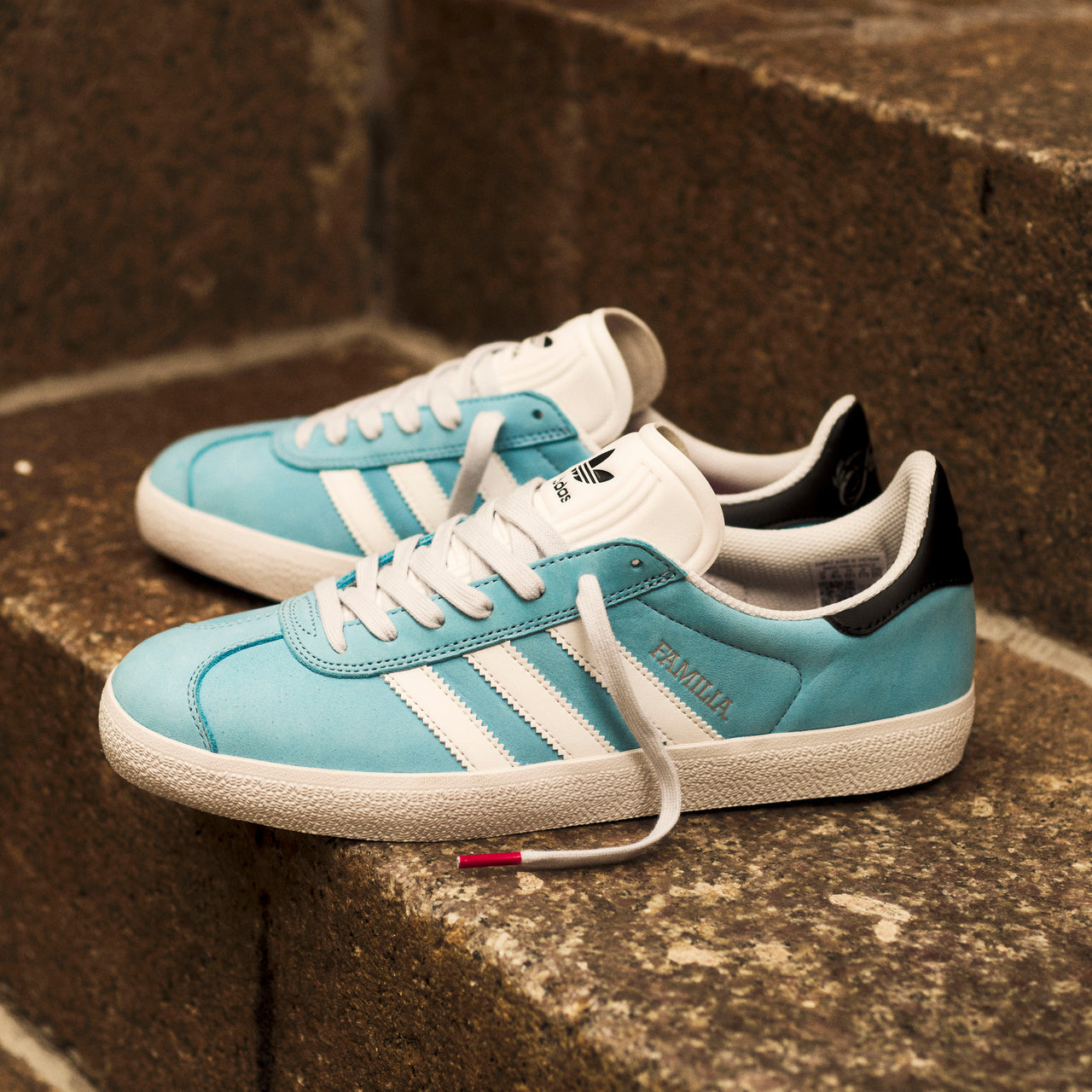 ADIDAS - MNUFC FAMILIA GAZELLE ADV - CRYSTAL WHITE / CORE BLACK / BETTER SCARLET