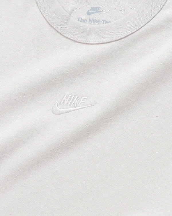 NIKE - SPORTSWEAR PREMIUM ESSENTIAL T-SHIRT - LT OREWOOD BRN