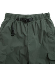 Close-up view of NIKE SB Kearny Cargo Pant in vintage green/white with 6 pockets and elastic waistband.